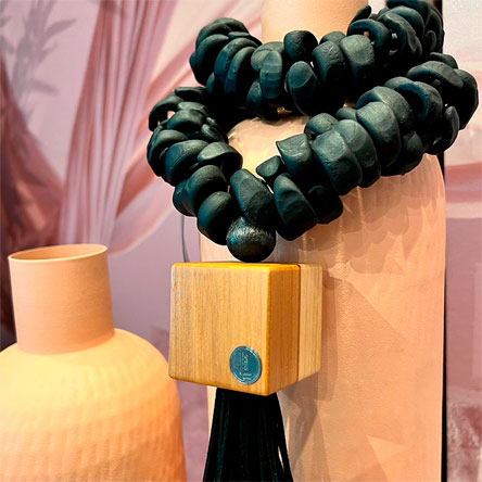 COLAR DE MADEIRA DECORATIVO OLINDA PRETO 70 CM