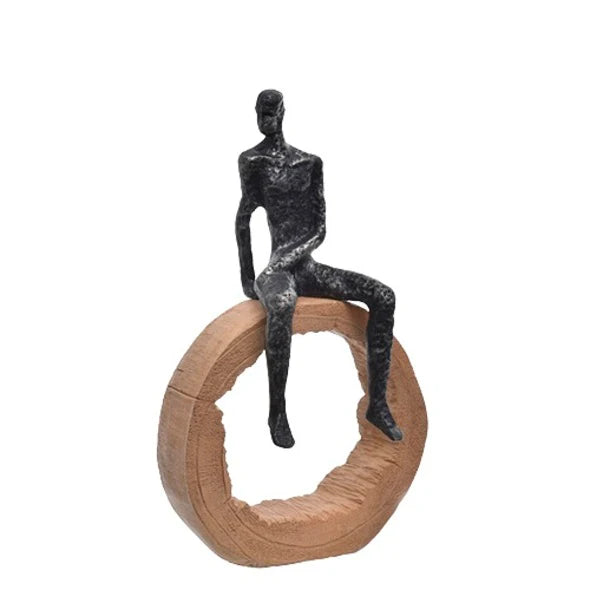 ESCULTURA HOMEM SENTADO NO TRONCO 34CM