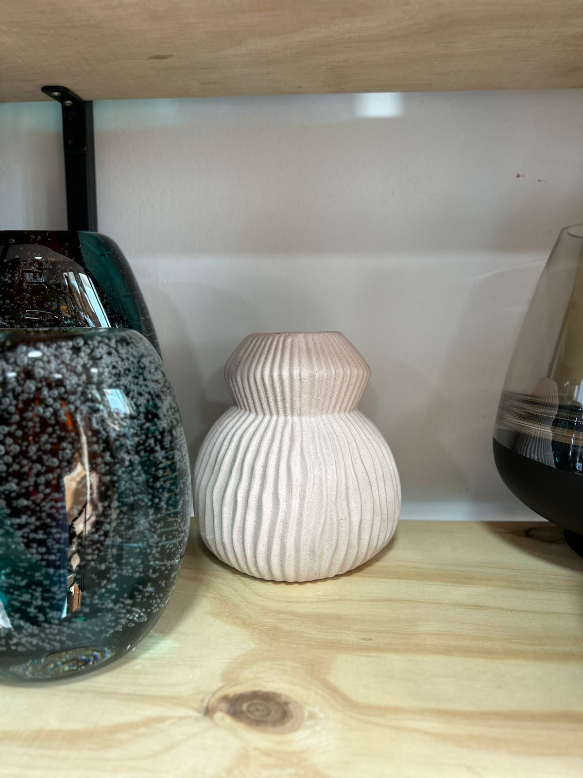 VASO EM DOLOMITA CANELADO OFF WHITE 19X18 CM