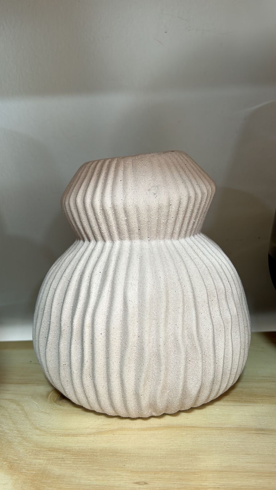 VASO EM DOLOMITA CANELADO OFF WHITE 19X18 CM