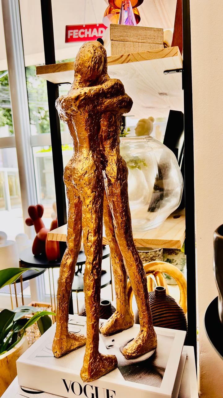 ESCULTURA CASAL ABRAÇO DOURADO