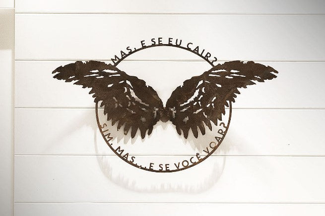 ESCULTURA DE PAREDE ASA FERRO FRASE "MAS E.."
