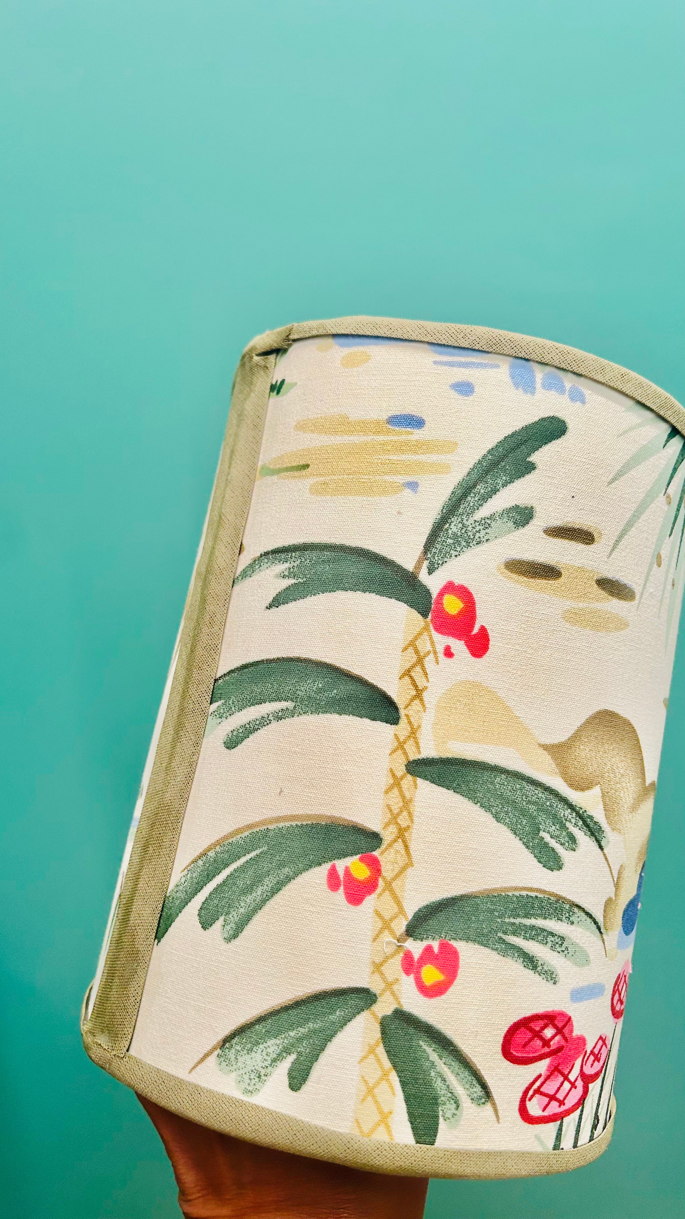 Cúpula Artesanal em Tecido Importado Kravet – Paisagem Tropical | 15 x 20 cm