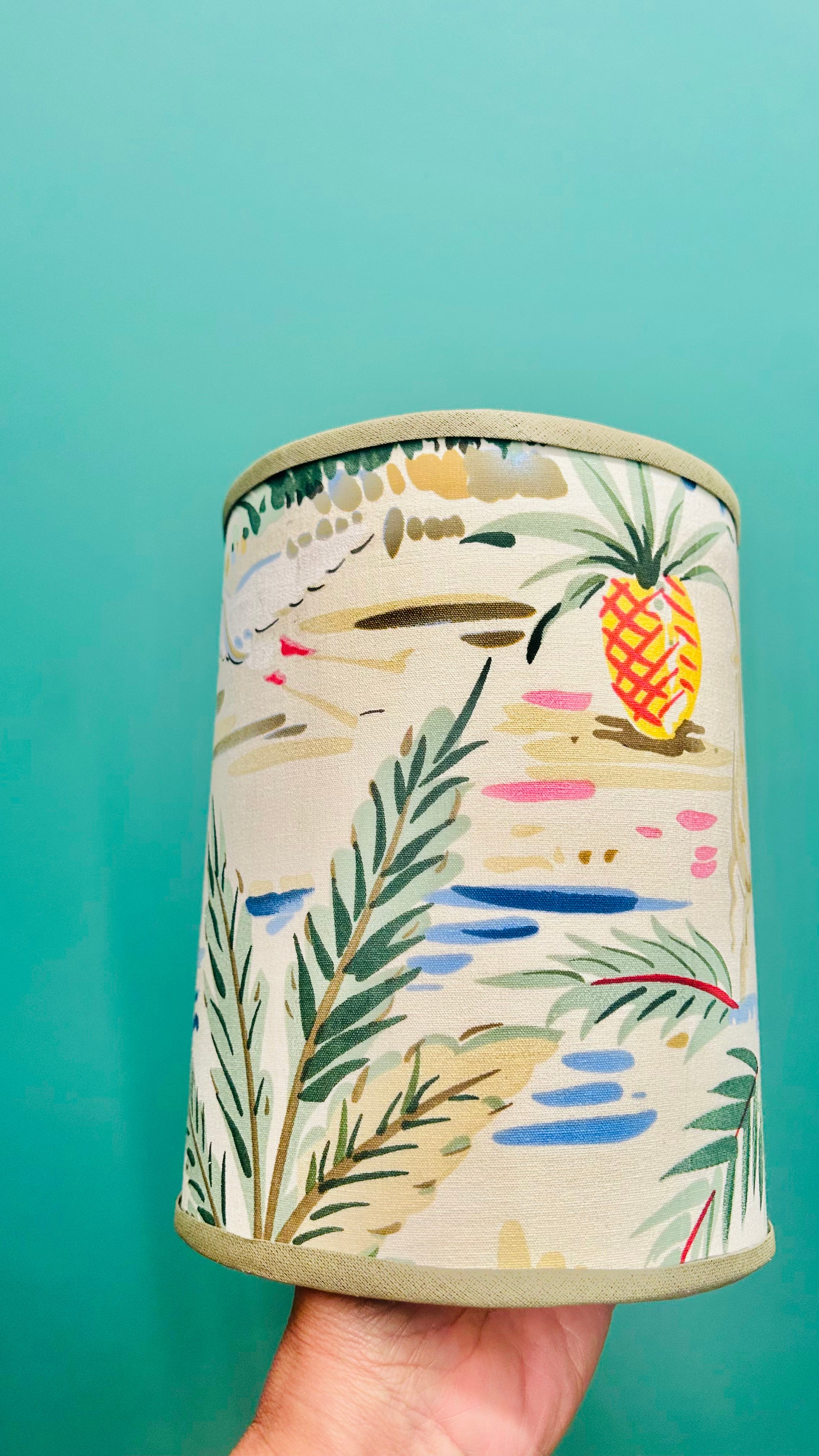 Cúpula Artesanal em Tecido Importado Kravet – Paisagem Tropical | 15 x 20 cm