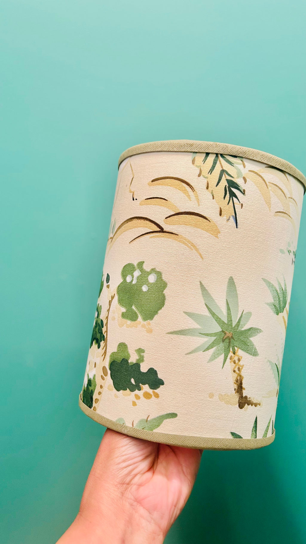 Cúpula Artesanal em Tecido Importado Kravet – Paisagem Tropical | 15 x 20 cm