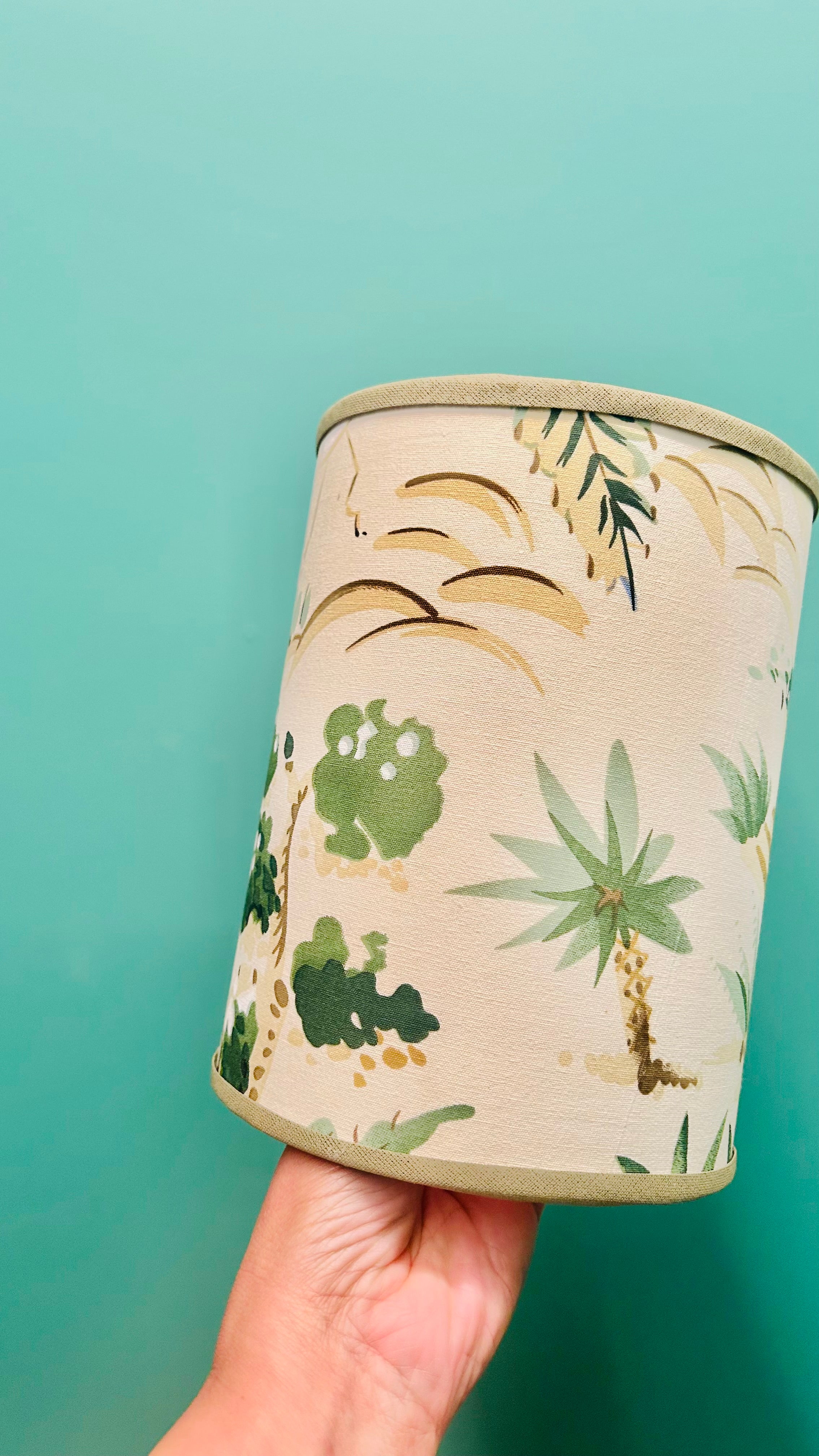 Cúpula Artesanal em Tecido Importado Kravet – Paisagem Tropical | 15 x 20 cm