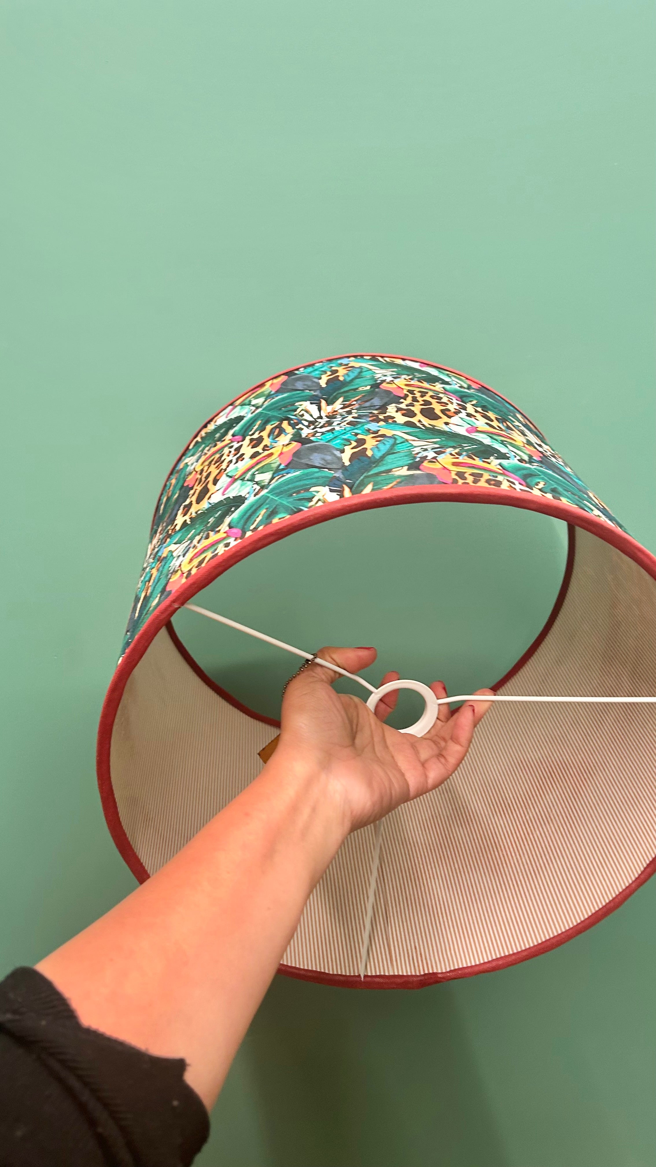 Cúpula Artesanal em Tecido Tucanos – Coleção Tropical | 35 x 27 cm