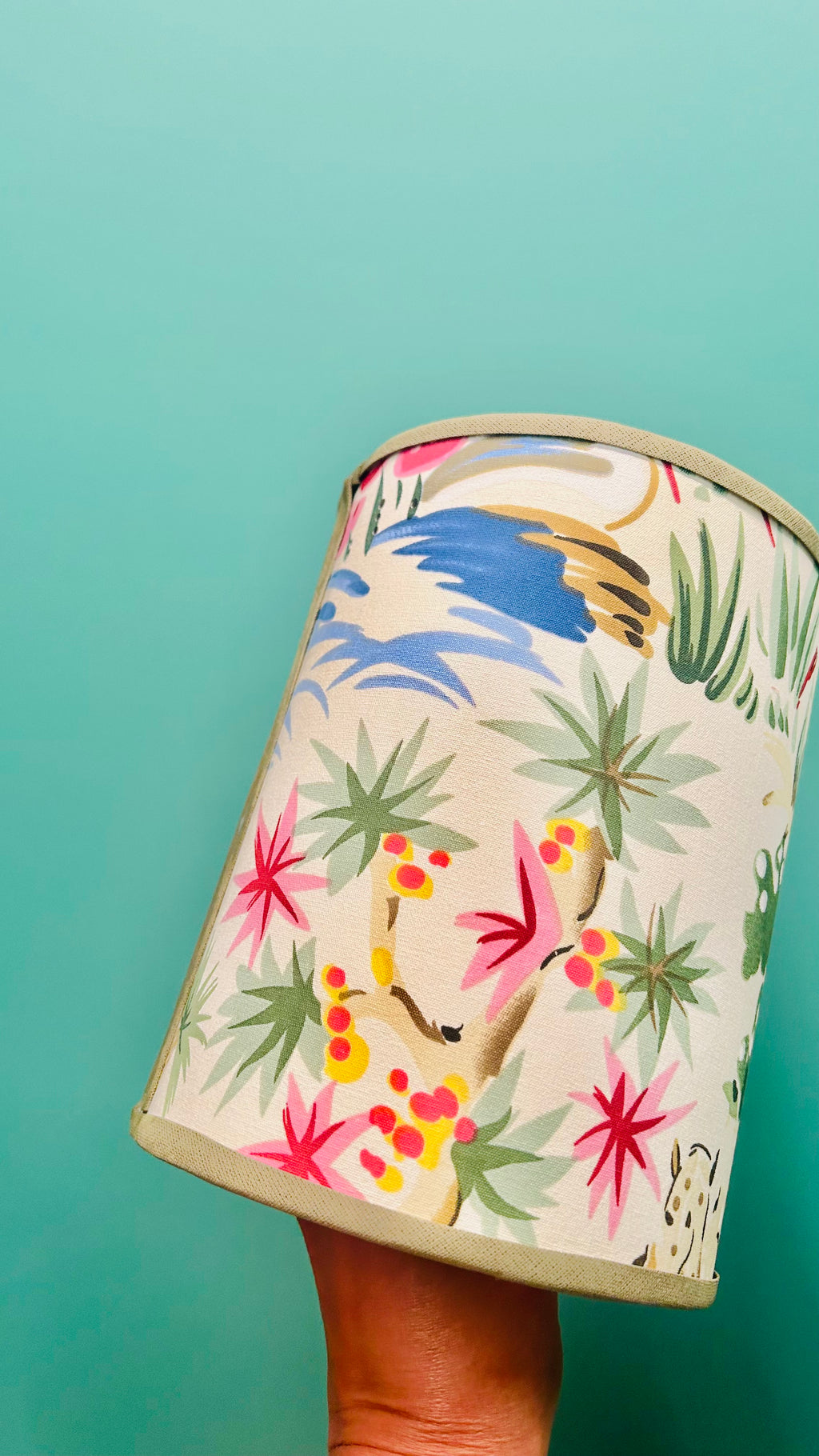 Cúpula Artesanal em Tecido Importado Kravet – Paisagem Tropical | 15 x 20 cm