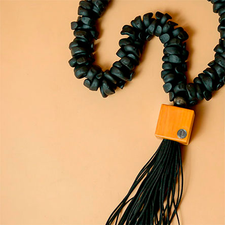 COLAR DE MADEIRA DECORATIVO OLINDA PRETO 70 CM