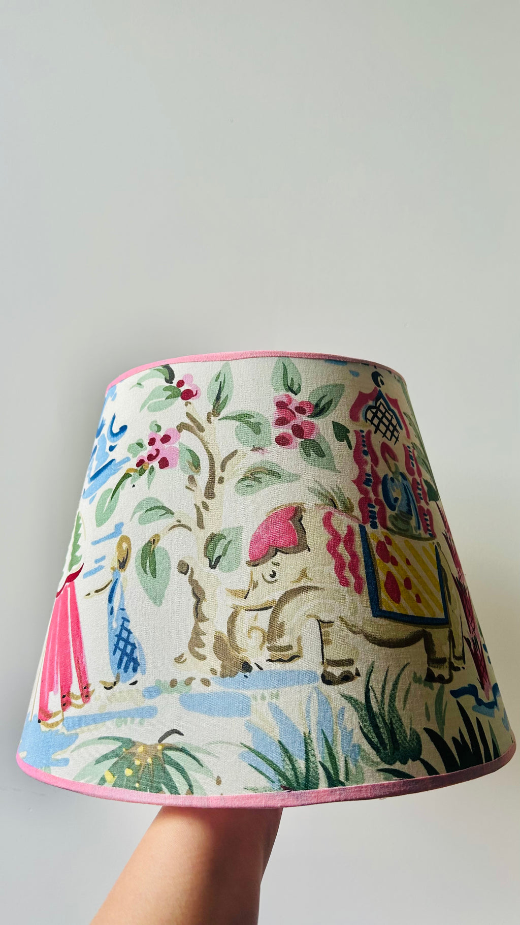 Cúpula Artesanal em Tecido Importado Kravet – Coleção Elephant Garden | 30 x 22 x 20 cm