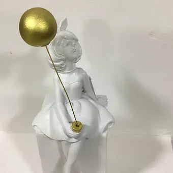 ESCULTURA MENINA SENTADA E BALÃO