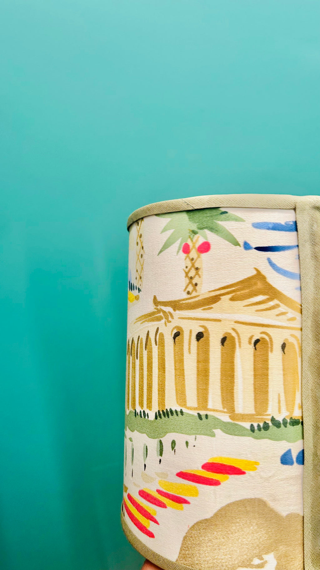 Cúpula Artesanal em Tecido Importado Kravet – Paisagem Tropical | 15 x 20 cm