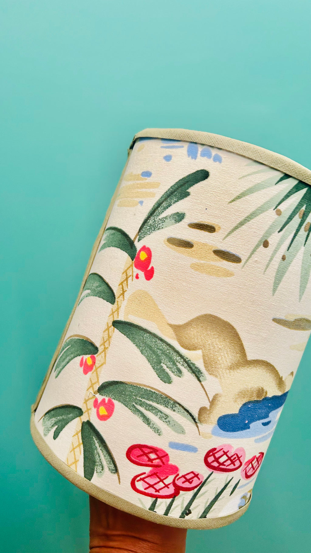 Cúpula Artesanal em Tecido Importado Kravet – Paisagem Tropical | 15 x 20 cm