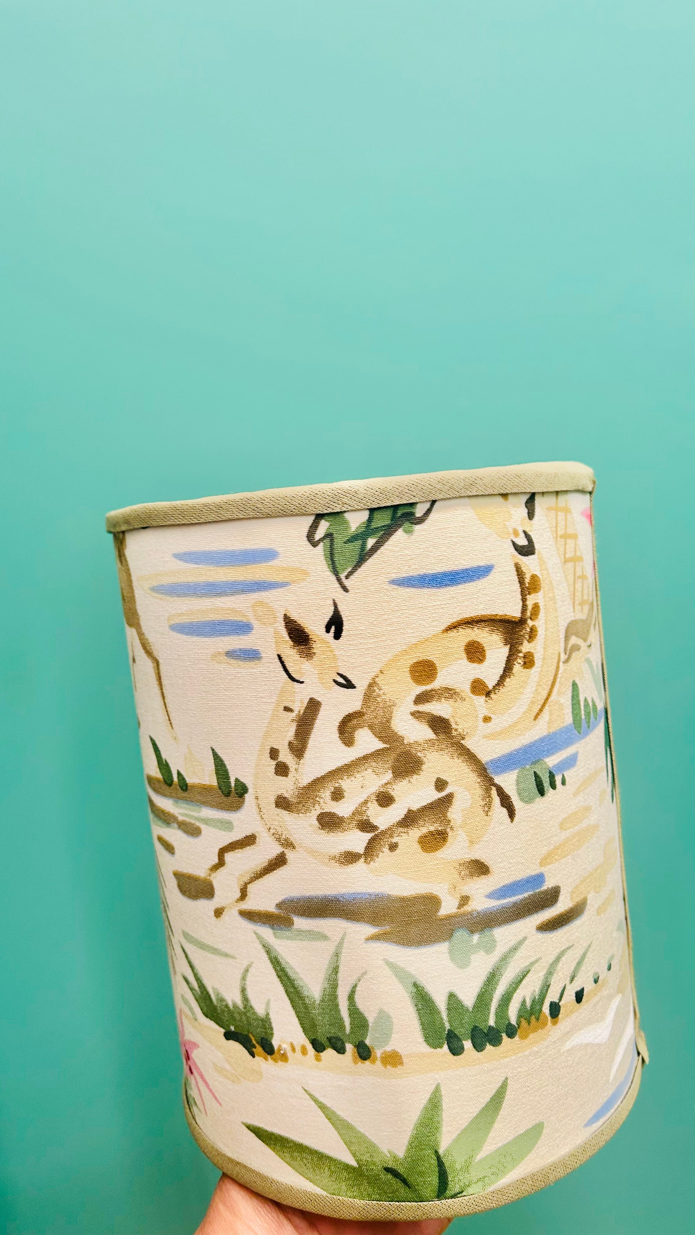 Cúpula Artesanal em Tecido Importado Kravet – Paisagem Tropical | 15 x 20 cm