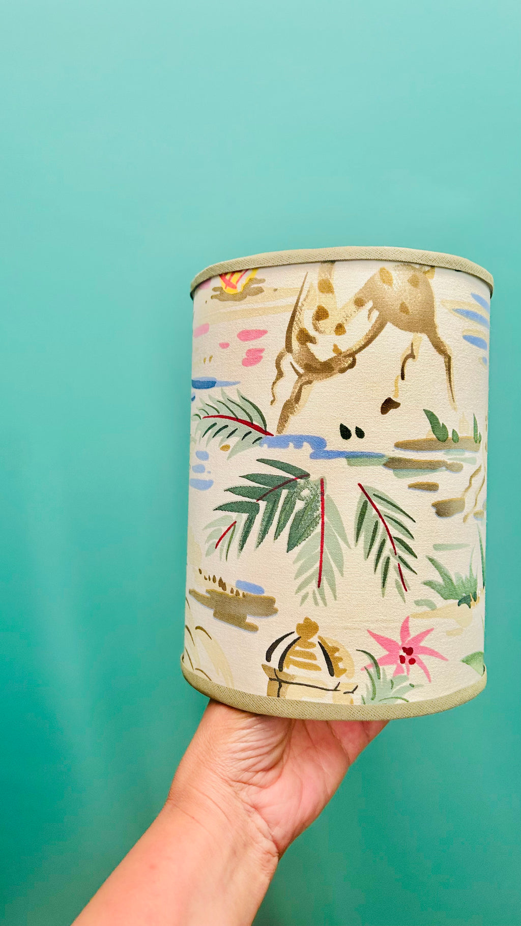 Cúpula Artesanal em Tecido Importado Kravet – Paisagem Tropical | 15 x 20 cm
