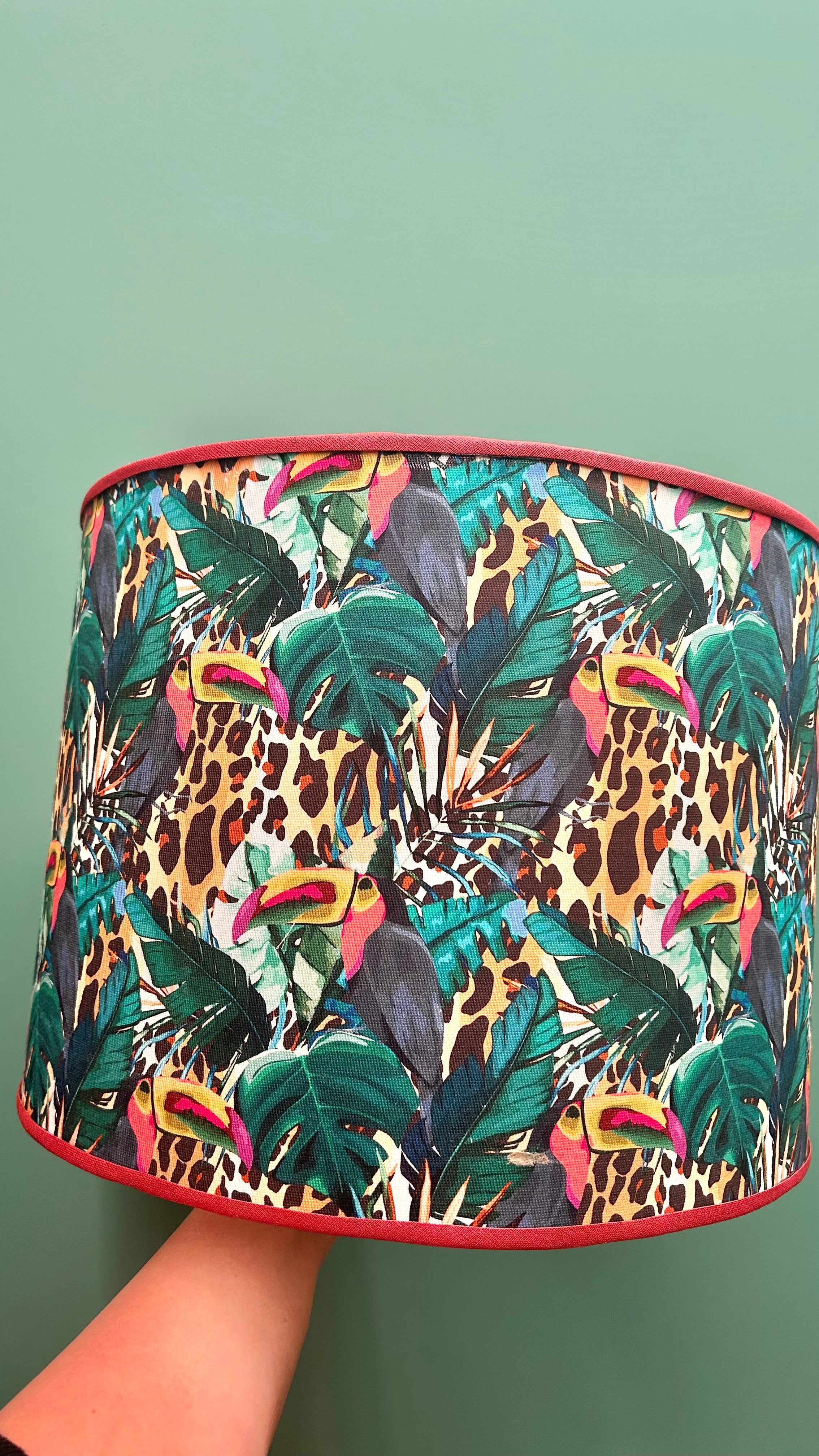 Cúpula Artesanal em Tecido Tucanos – Coleção Tropical | 35 x 27 cm