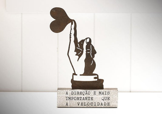 PLACA DECORATIVA SILHUETA MÃO CORAÇÃO "A..."