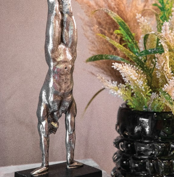 ESTATUETA HOMEM FAZENDO MALABARISMO - AQUI VC DECORA