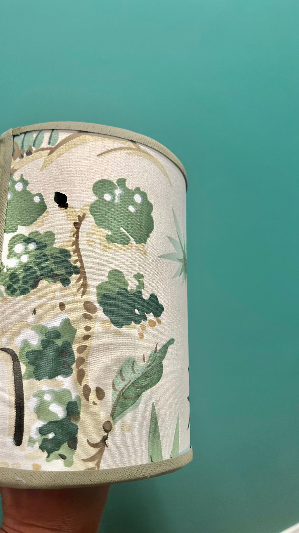 Cúpula Artesanal em Tecido Importado Kravet – Paisagem Tropical | 15 x 20 cm