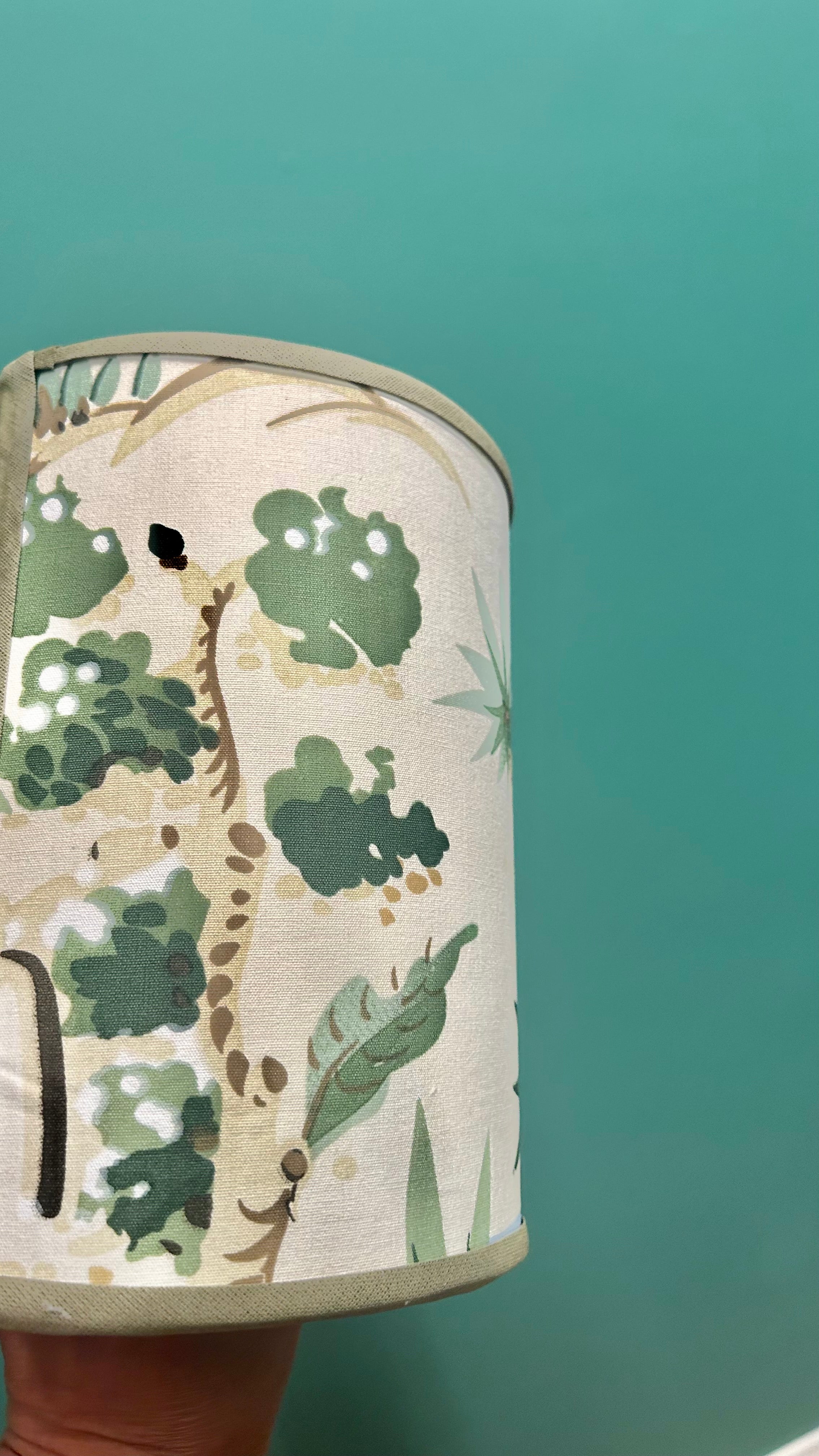 Cúpula Artesanal em Tecido Importado Kravet – Paisagem Tropical | 15 x 20 cm