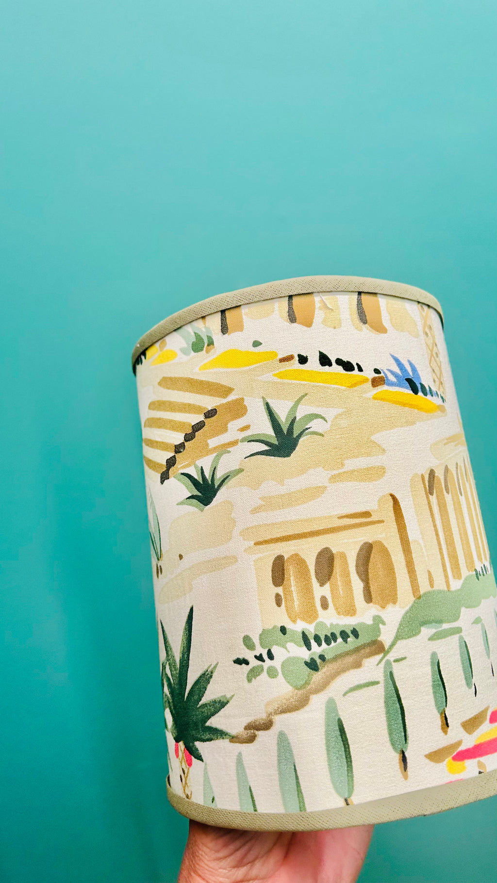 Cúpula Artesanal em Tecido Importado Kravet – Paisagem Tropical | 15 x 20 cm