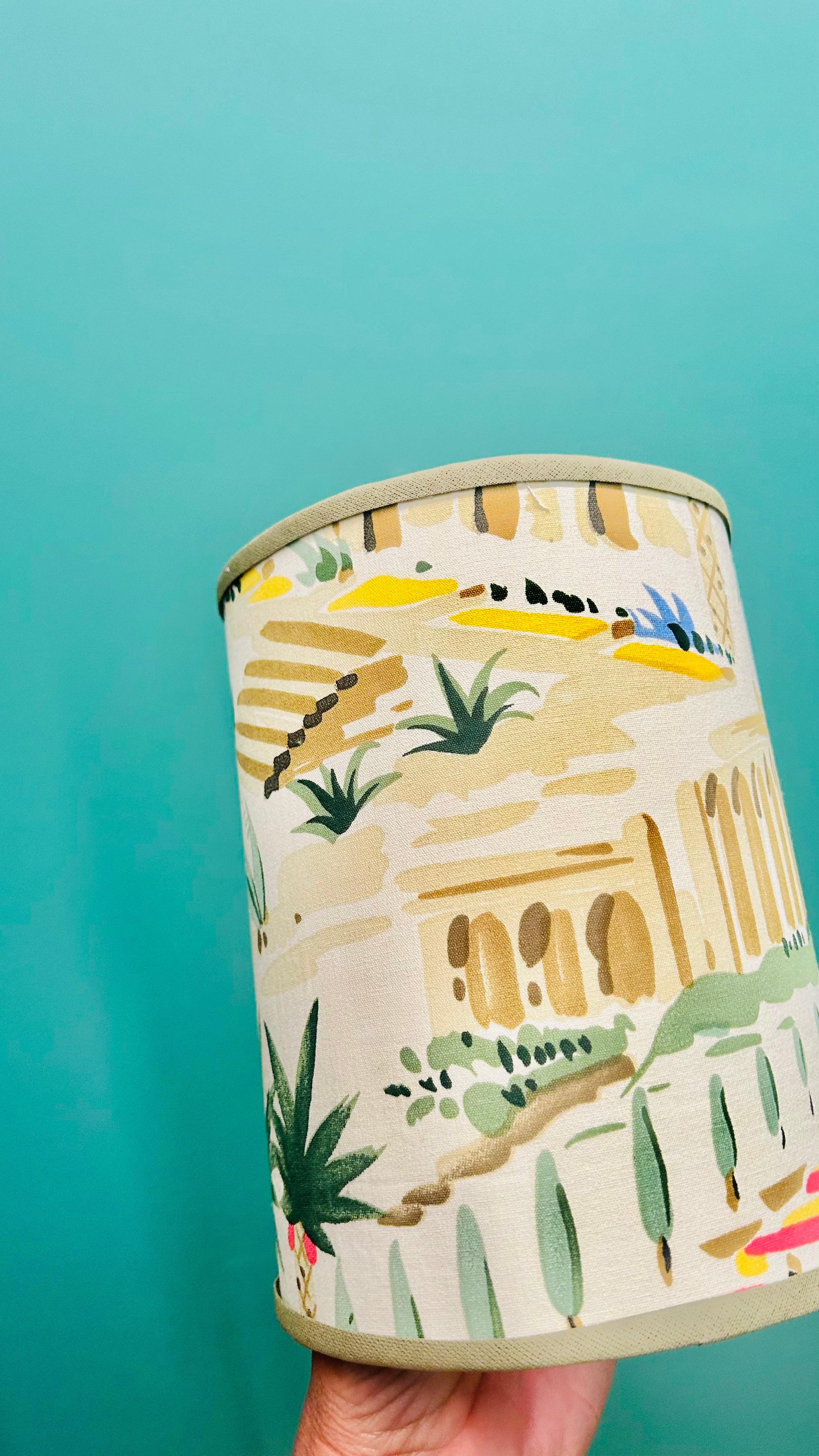 Cúpula Artesanal em Tecido Importado Kravet – Paisagem Tropical | 15 x 20 cm