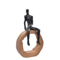 ESCULTURA HOMEM SENTADO NO TRONCO 34CM