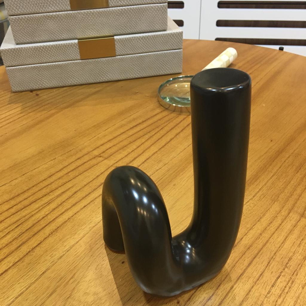Escultura Sobe e desce Preto Alta