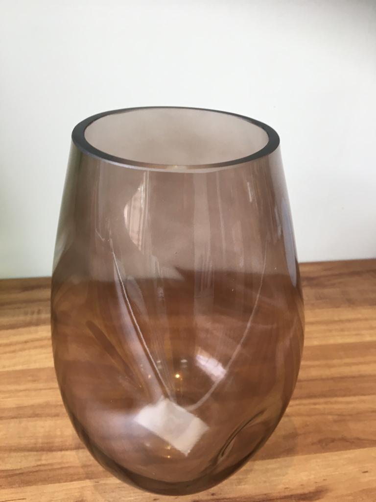 VASO DE VIDRO AMASSADO MARROM 24x10x14