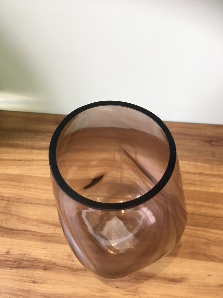 VASO DE VIDRO AMASSADO MARROM 24x10x14
