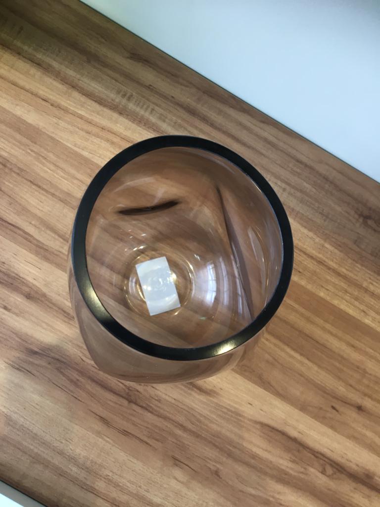 VASO DE VIDRO AMASSADO MARROM 24x10x14