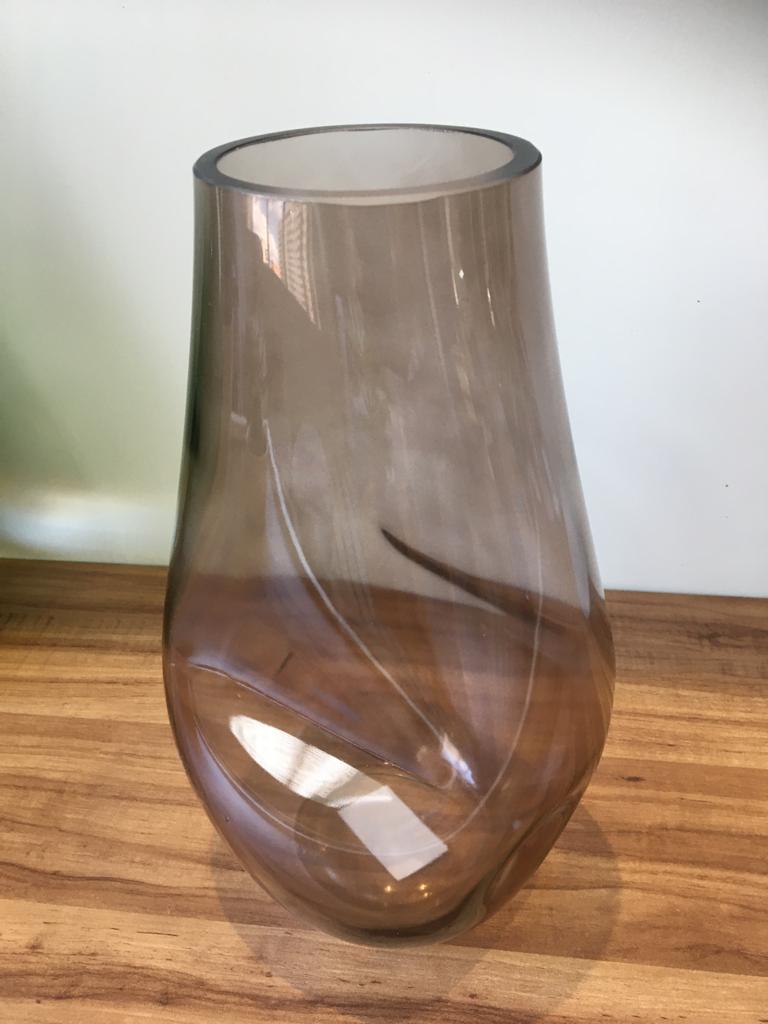 VASO DE VIDRO AMASSADO MARROM 30x16x10
