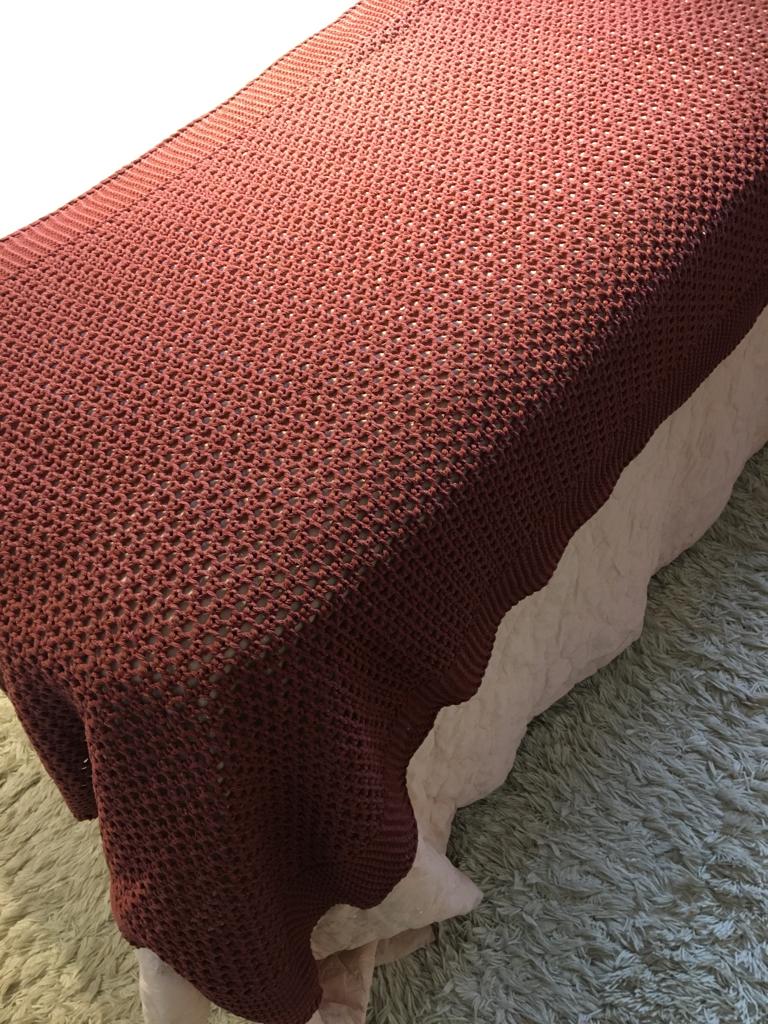 MANTA TRICO TRAMA CROCHE 0,90X1,80 BORGONHA - AQUI VC DECORA