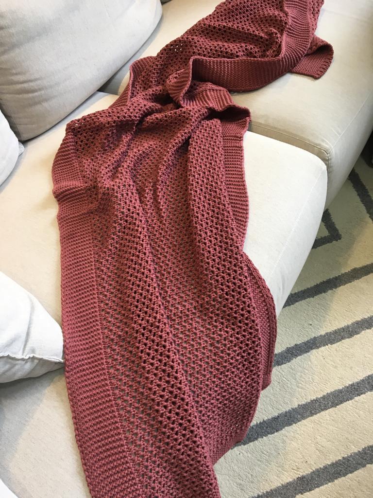 MANTA TRICO TRAMA CROCHE 0,90X1,80 BORGONHA - AQUI VC DECORA