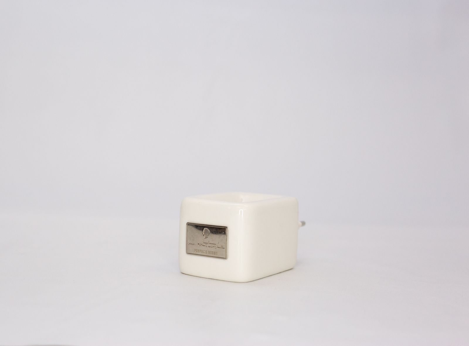 Difusor eletrico M. Victoria Perfume - AQUI VC DECORA
