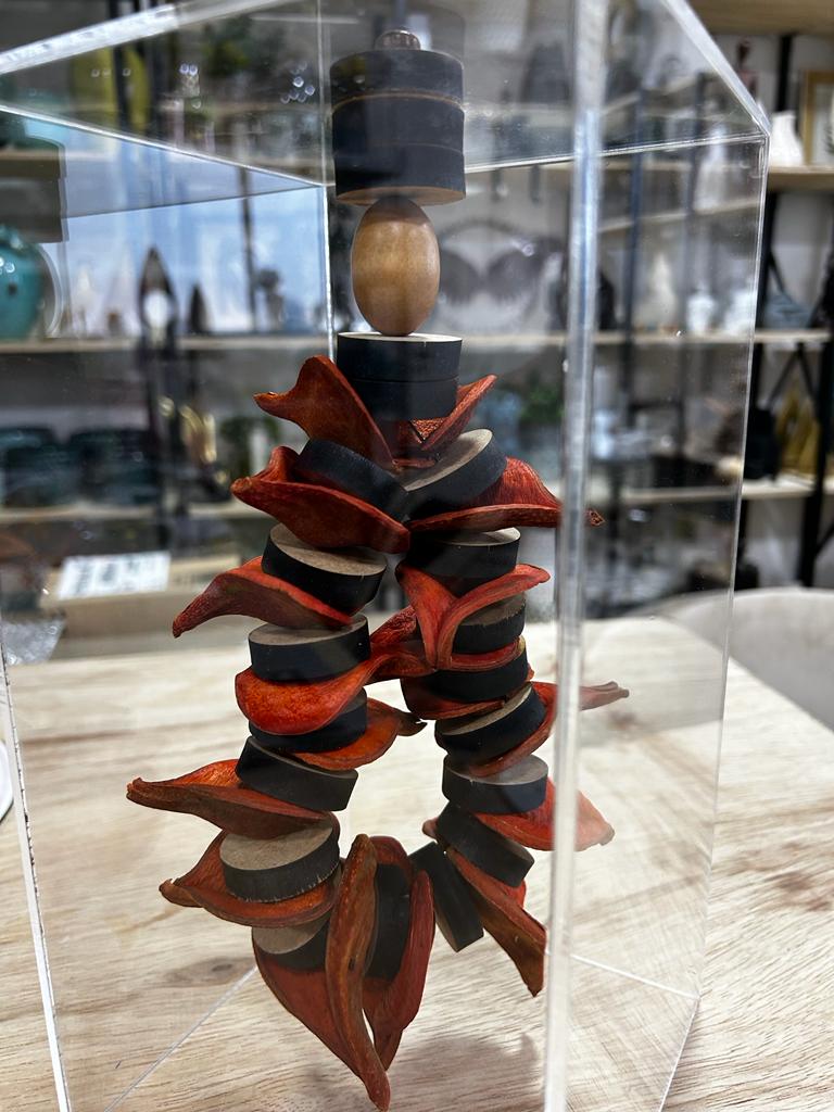 CUBO ESCULTURA SEMENTES SKELLE - AQUI VC DECORA