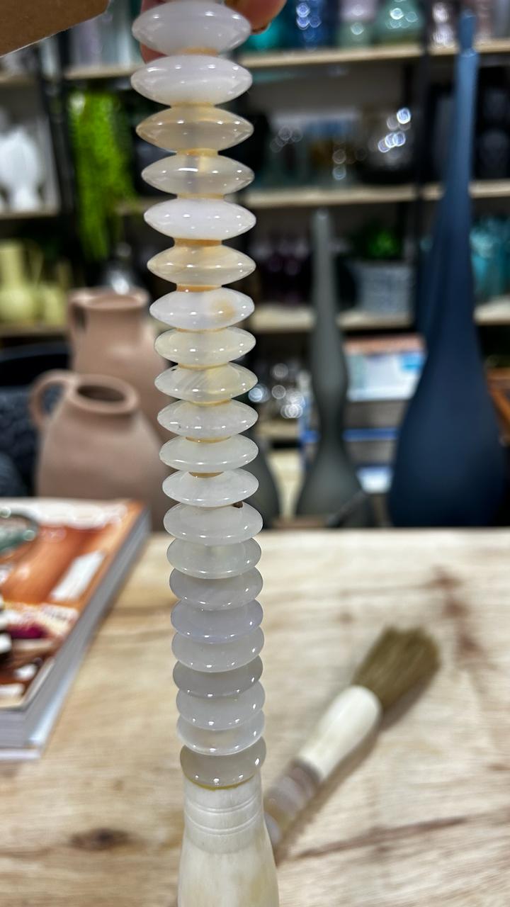 PINCEL DECORATIVO DE PEDRA BRANCA E MESCLADA