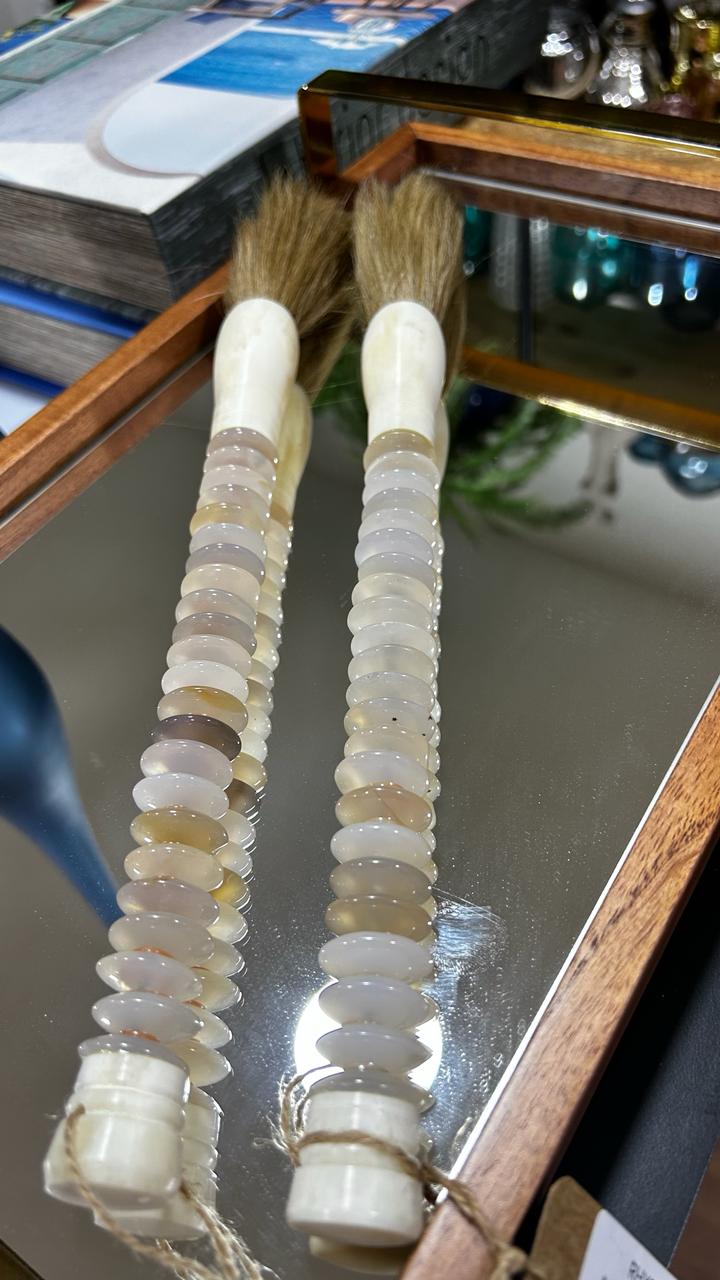 PINCEL DECORATIVO DE PEDRA BRANCA E MESCLADA