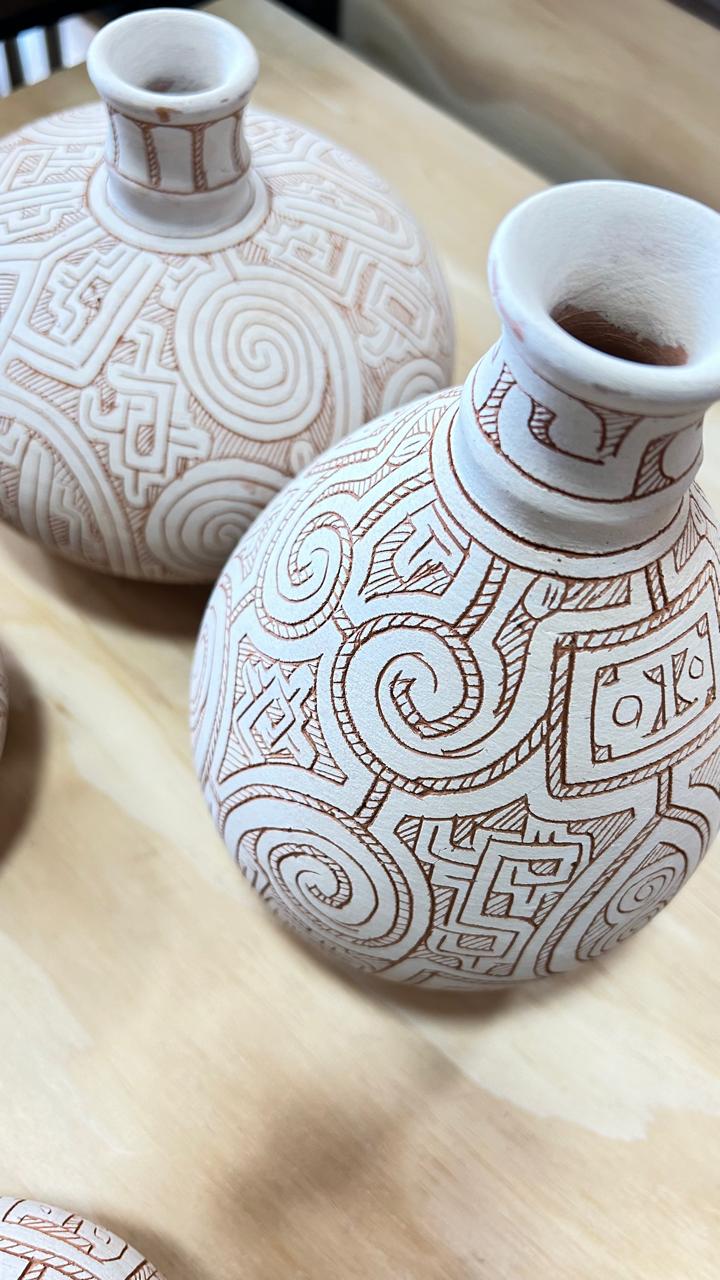 VASO CERÂMICA MARAJOARA CLARO BICO
