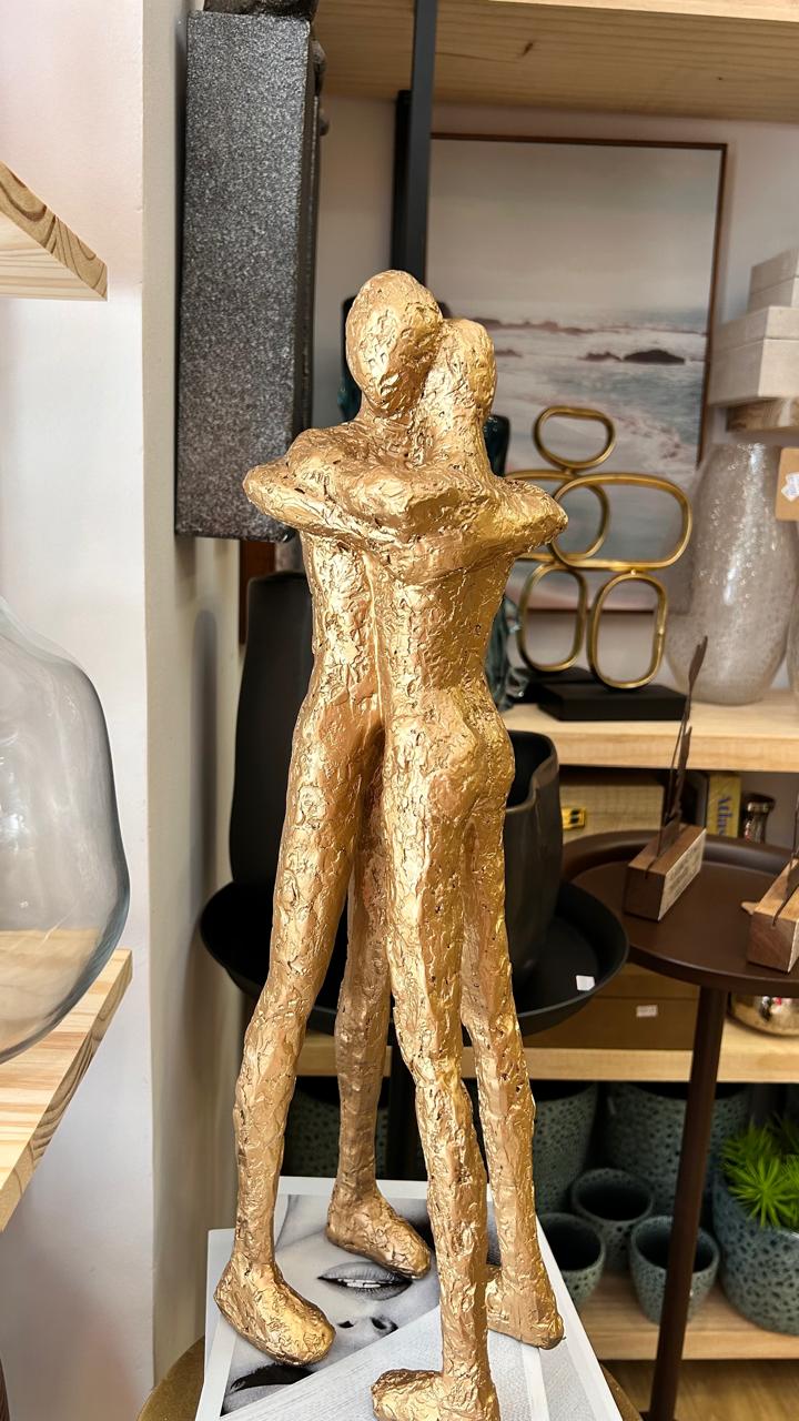 ESCULTURA CASAL ABRAÇO DOURADO