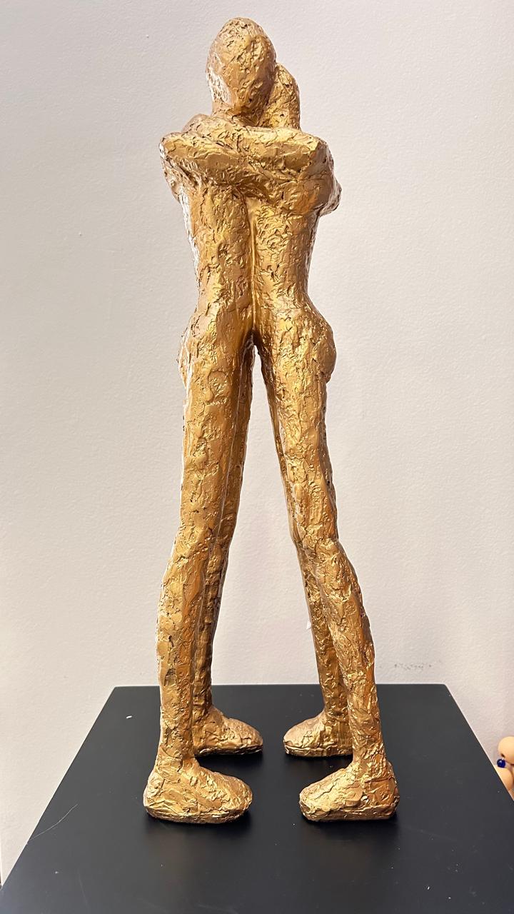 ESCULTURA CASAL ABRAÇO DOURADO