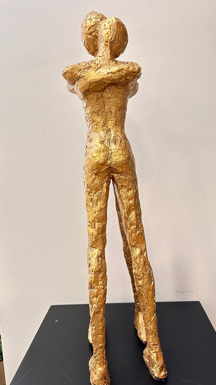 ESCULTURA CASAL ABRAÇO DOURADO