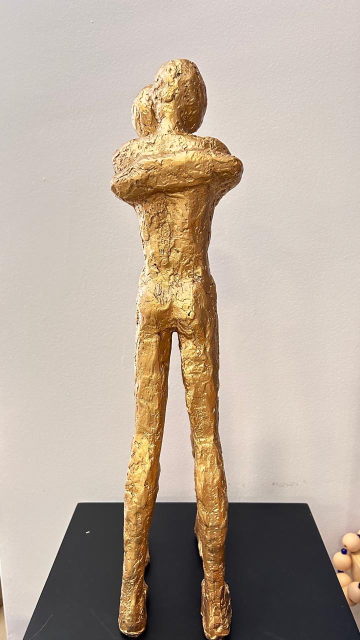 ESCULTURA CASAL ABRAÇO DOURADO
