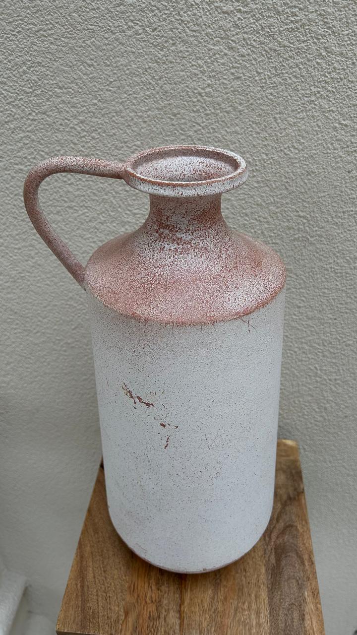 VASO DECORATIVO EM METAL ENVELHECIDO