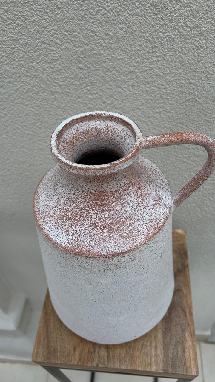 VASO DECORATIVO EM METAL BRANCO ENVELHECIDO