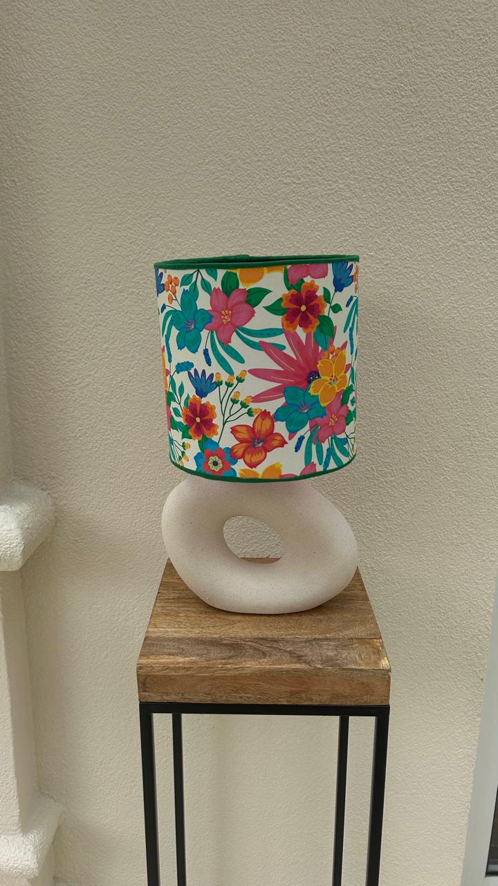 Cúpula Floral Tropical com Interior Rosa e Acabamento Verde