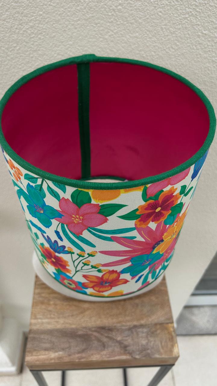 Cúpula Floral Tropical com Interior Rosa e Acabamento Verde