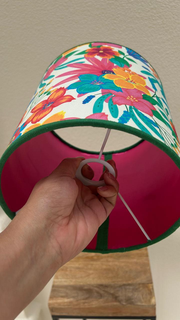 Cúpula Floral Tropical com Interior Rosa e Acabamento Verde