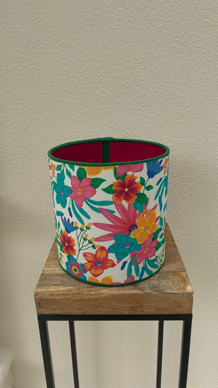 Cúpula Floral Tropical com Interior Rosa e Acabamento Verde