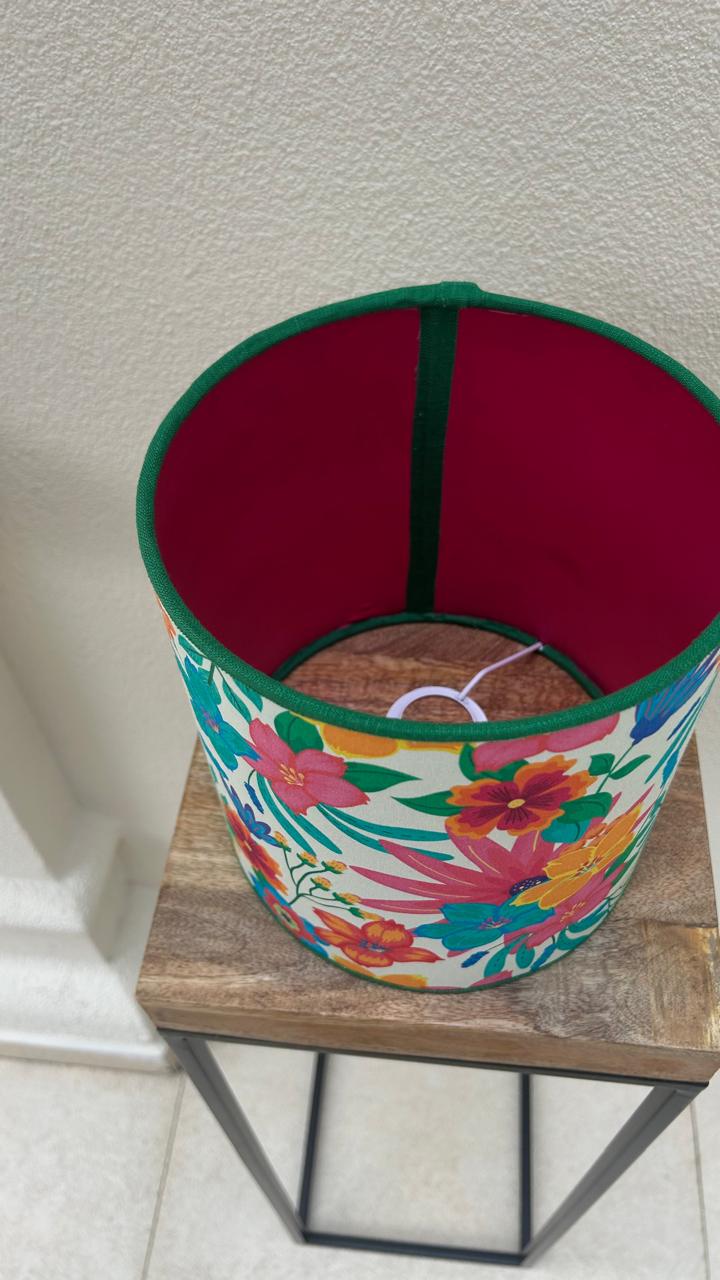 Cúpula Floral Tropical com Interior Rosa e Acabamento Verde